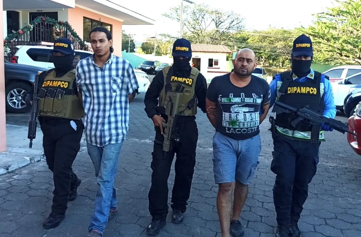 En el turístico municipio de Cantarranas la DIPAMPCO captura a dos miembros de la pandilla mientras realizaban ronda de cobro de extorsión