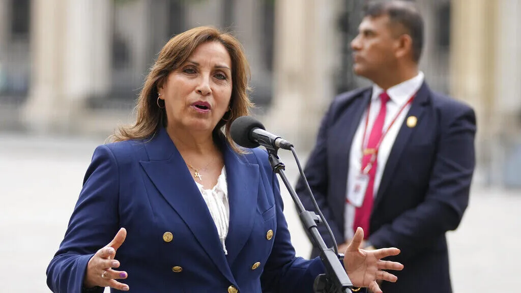 La presidenta de Perú declara el estado de emergencia y busca adelantar elecciones