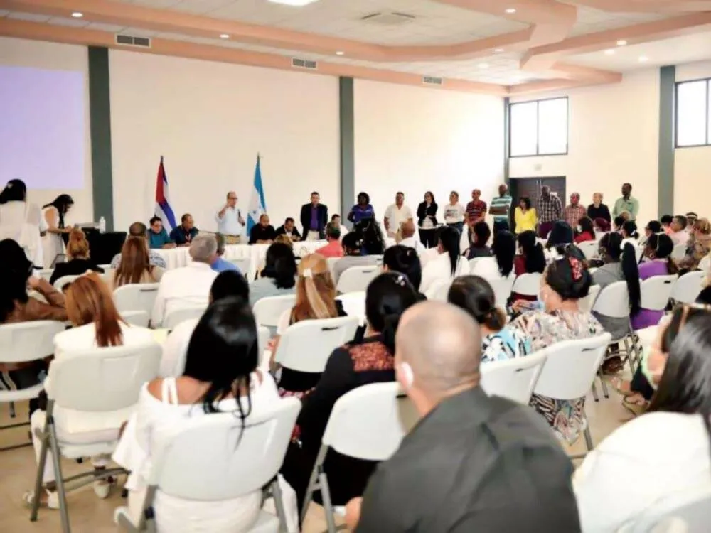 Llegan 112 maestros cubanos para iniciar programa de alfabetización en Honduras