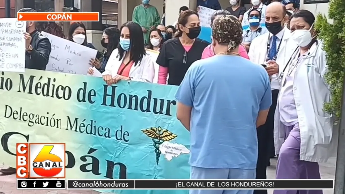 Médicos realizan plantón frente al Hospital de Occidente