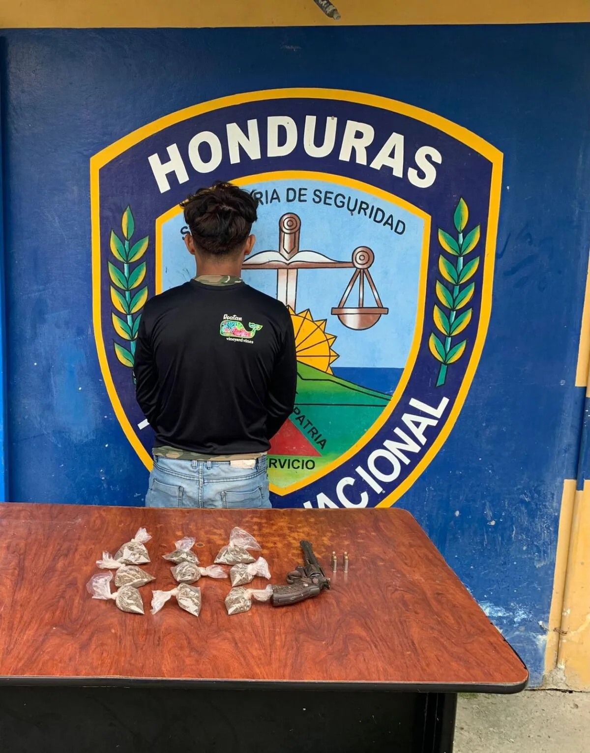 Menor infractor es aprehendido en posesión de un arma de fuego y droga en el sector de la Rivera Hernández