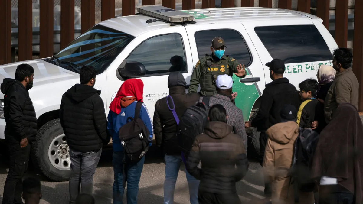 Migrantes lamentan el freno temporal que puso la Corte Suprema de EE.UU. al fin del 