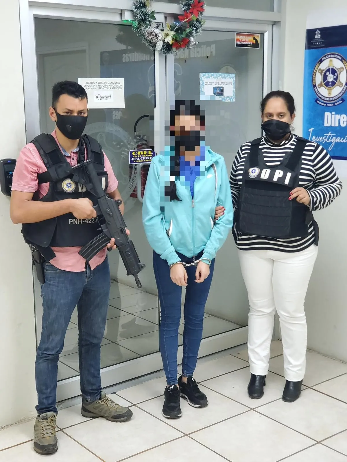Policía Nacional de Honduras Agentes de la DPI capturan fémina por el delito de robo agravado en la capital