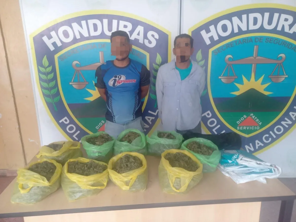 Policía Nacional y DIPAMPCO detienen a dos hombres transportando droga en Cedros, F.M.