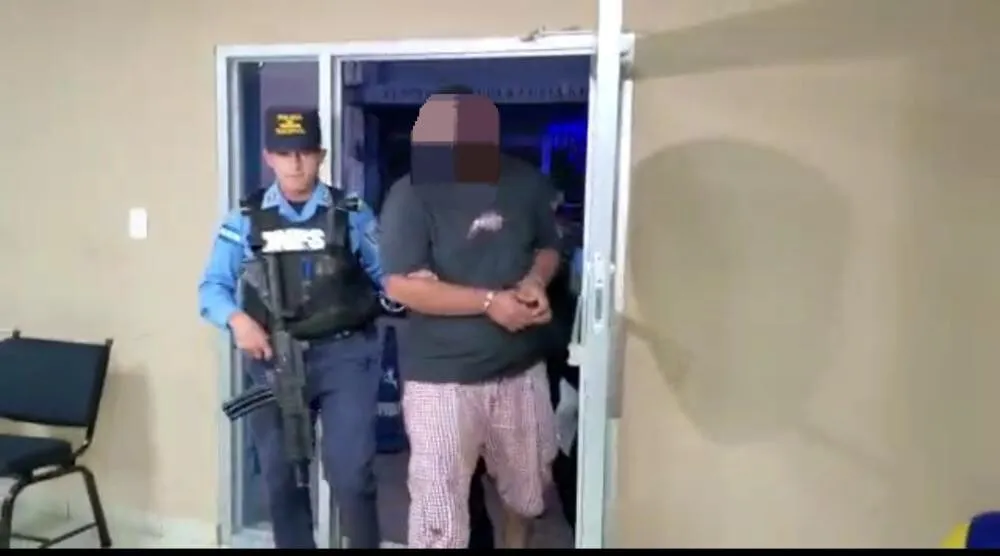 Sospechoso de homicidio es capturado de manera flagrante en el sector de Cofradía en Cortés