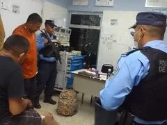 Agentes Policiales trasladan a un centro médico a ciudadano que sufrió accidente vial