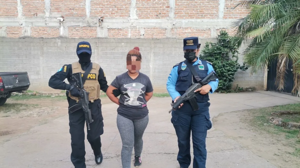 Fémina es detenida en posesión de presunta droga en el municipio de Esquías departamento de Comayagua