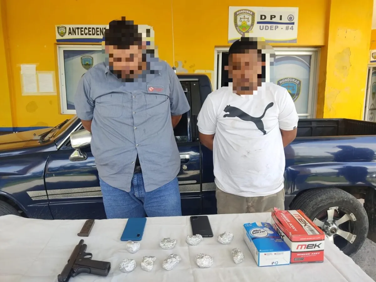 Funcionarios policiales arrestan a dos sospechosos de los delitos de tráfico de droga y tenencia ilegal de arma de fuego