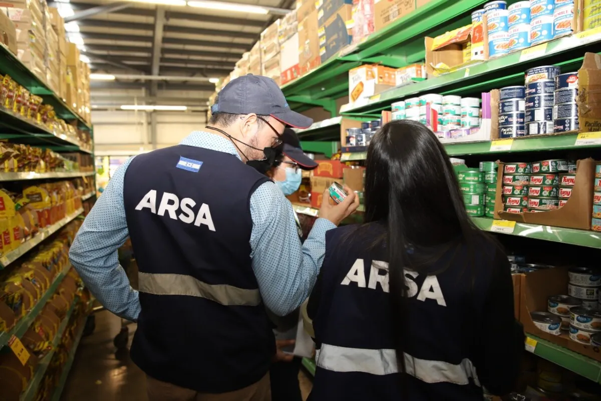 La ARSA realiza inspección y retiro de productos que no contaban con registro sanitario en supermercados