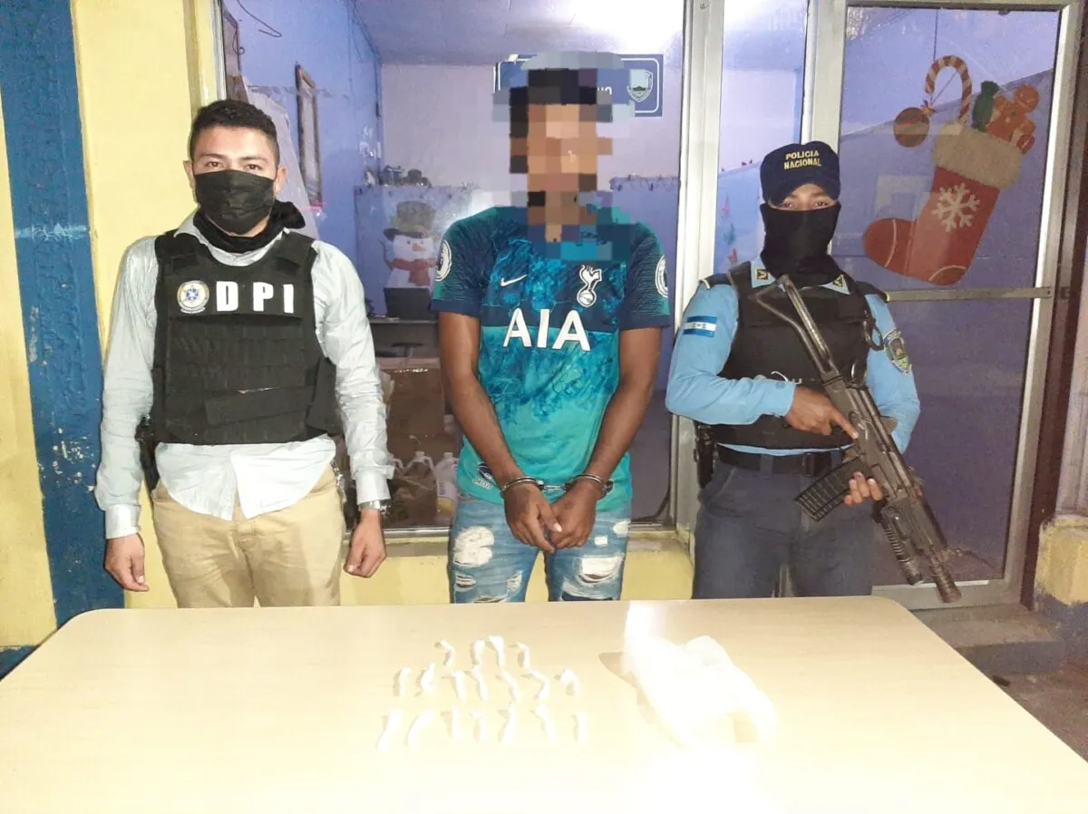 Policías de la UDEP-5, reportan la detención de alias “el chuki” sospechoso del delito de trafico de drogas