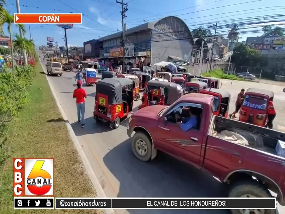 Transportistas de mototaxis se toman carretera en La Entrada, Copán