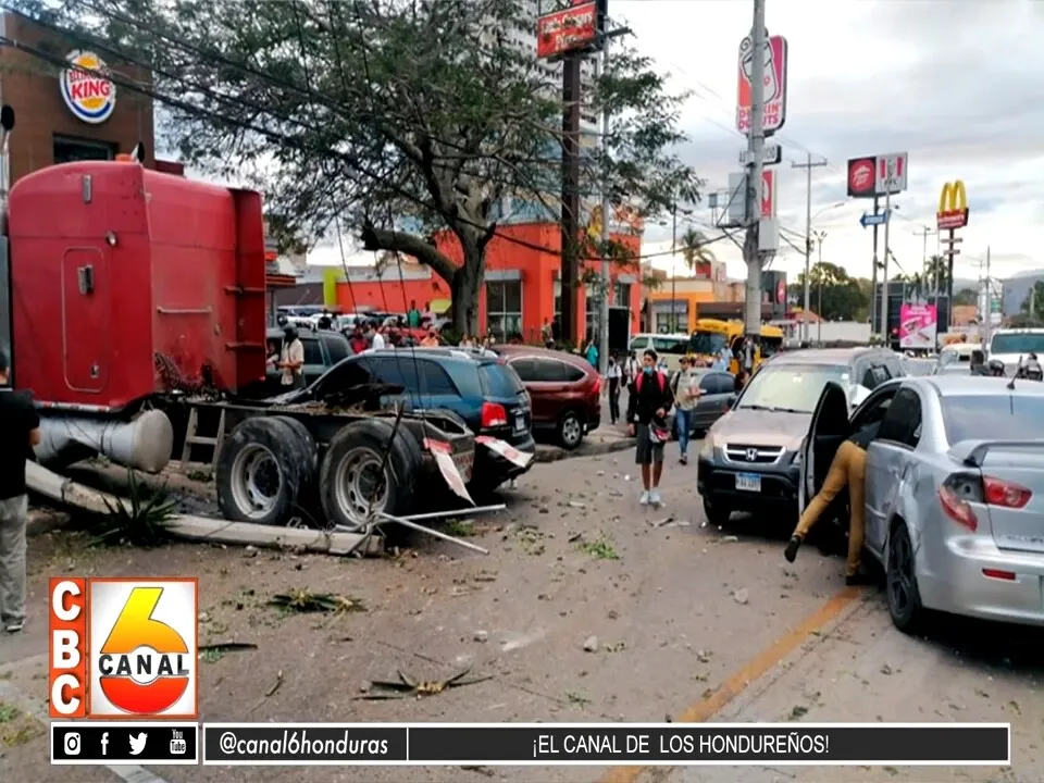 Accidente de rastra con ocho vehículos fue por distracción, según Policía Nacional