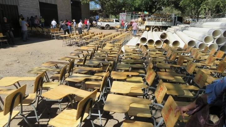 Alcaldía de Comayagua entrega mobiliario a centros educativos del municipio