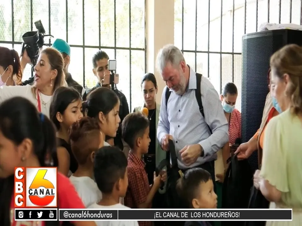 Alcaldía sampedrana continúa entregando útiles escolares en centros educativos