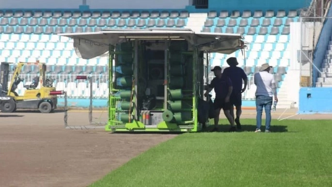 Comienza la instalación de la grama híbrida en el Estadio Chelato Uclés