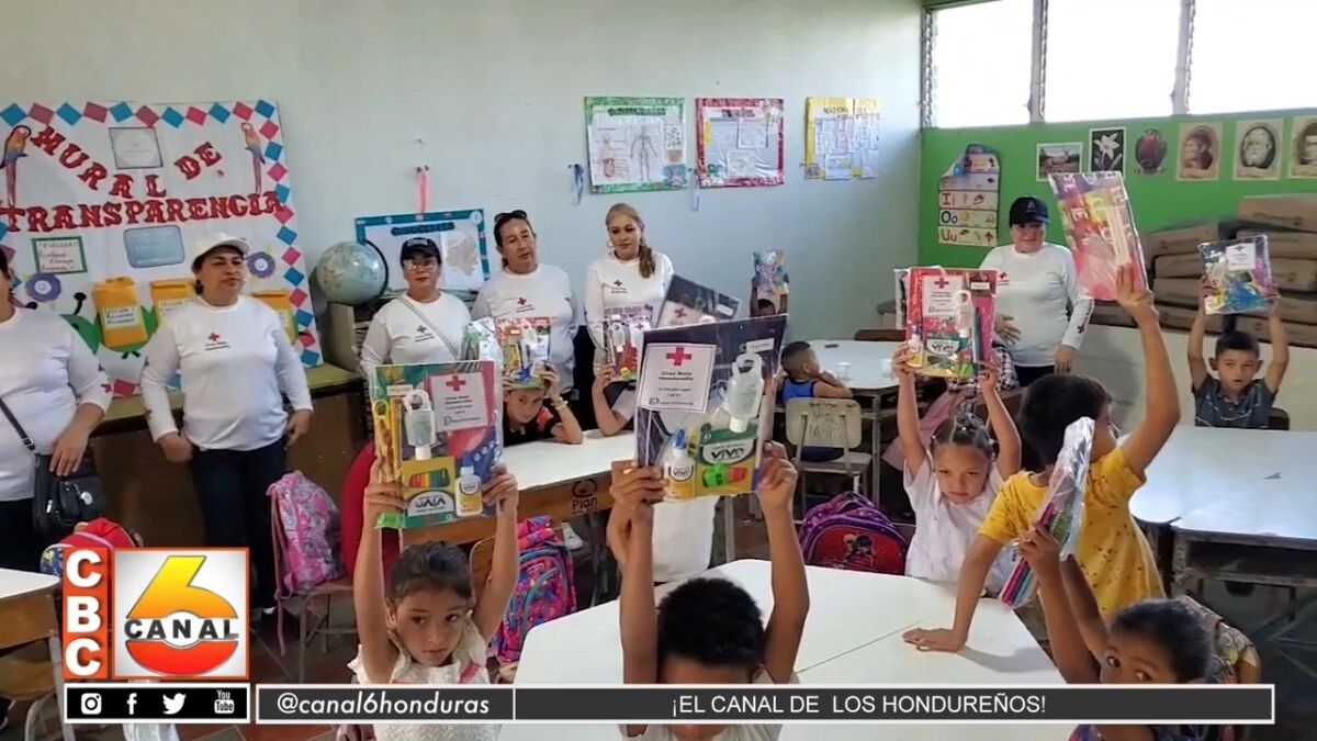 Cruz Roja con mujeres voluntarias hacen donación de kit escolares