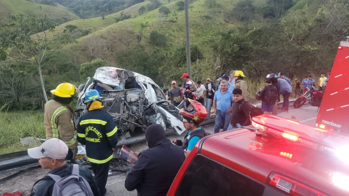 Dos muertos y varios heridos deja volcamiento de bus en Copán