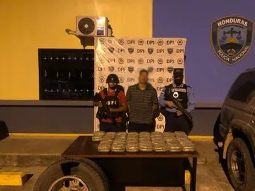En llanta de repuesto de camioneta agentes de la Policía Nacional decomisan cargamento de droga en Yoro