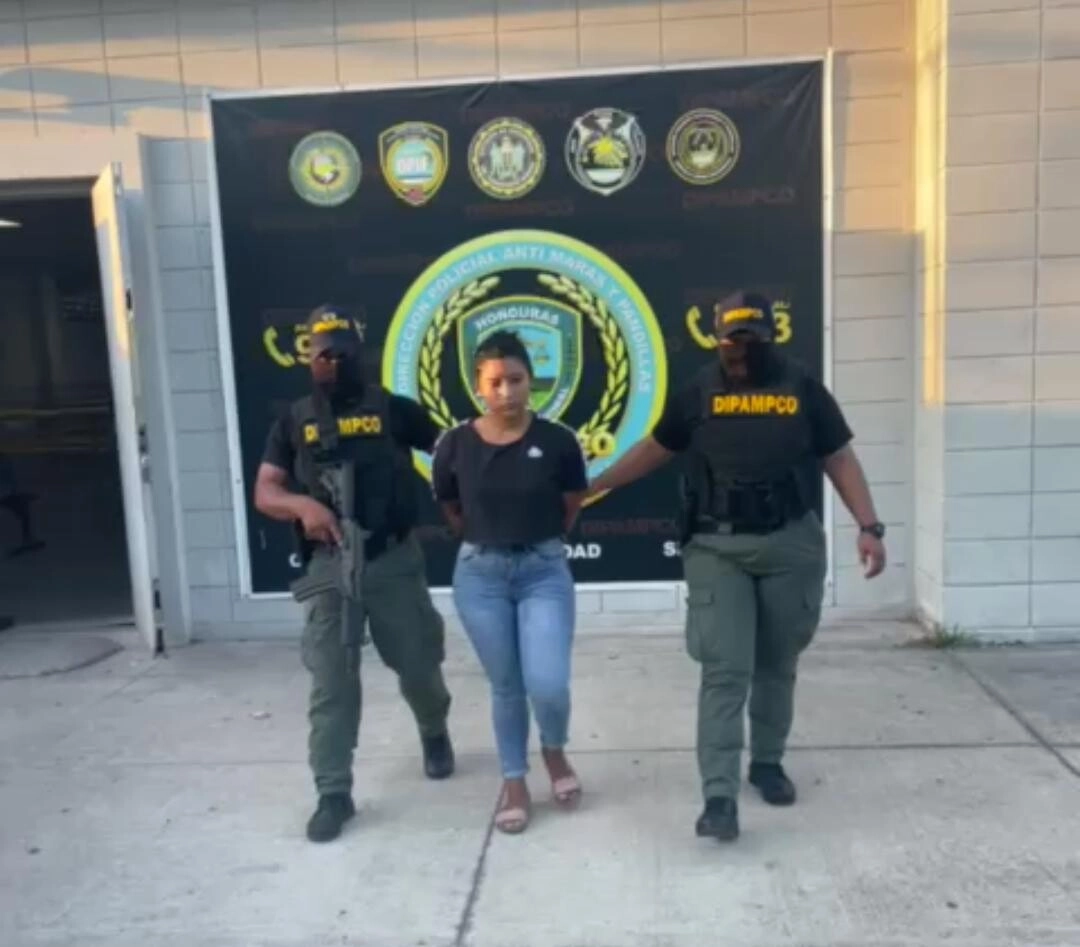 Fémina es arrestada cuando pretendía introducir un arma de fuego y productos prohibidos al Centro Penal de Máxima Seguridad, en Ilama Santa Bárbara