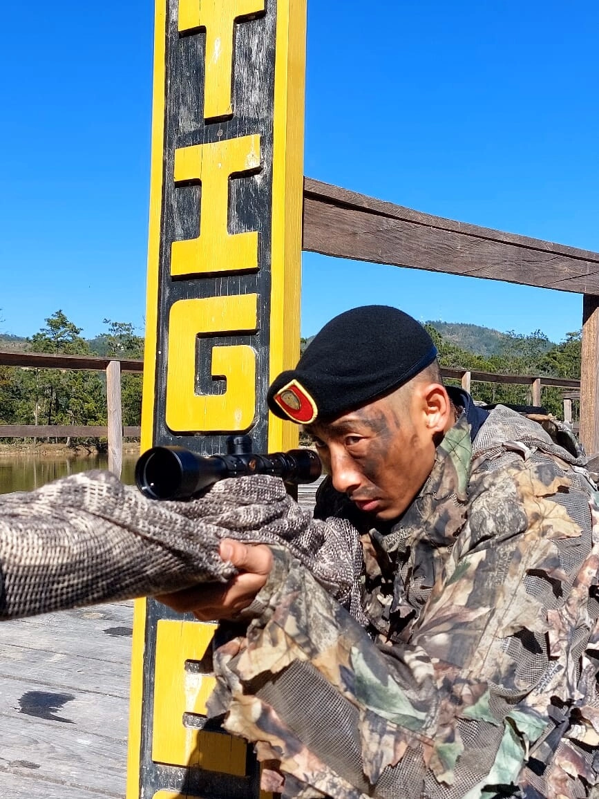 Mimetizado en la naturaleza, Shin Fujiyama pone en práctica técnicas de disparo durante operaciones anfibias en su tercer día de entrenamiento