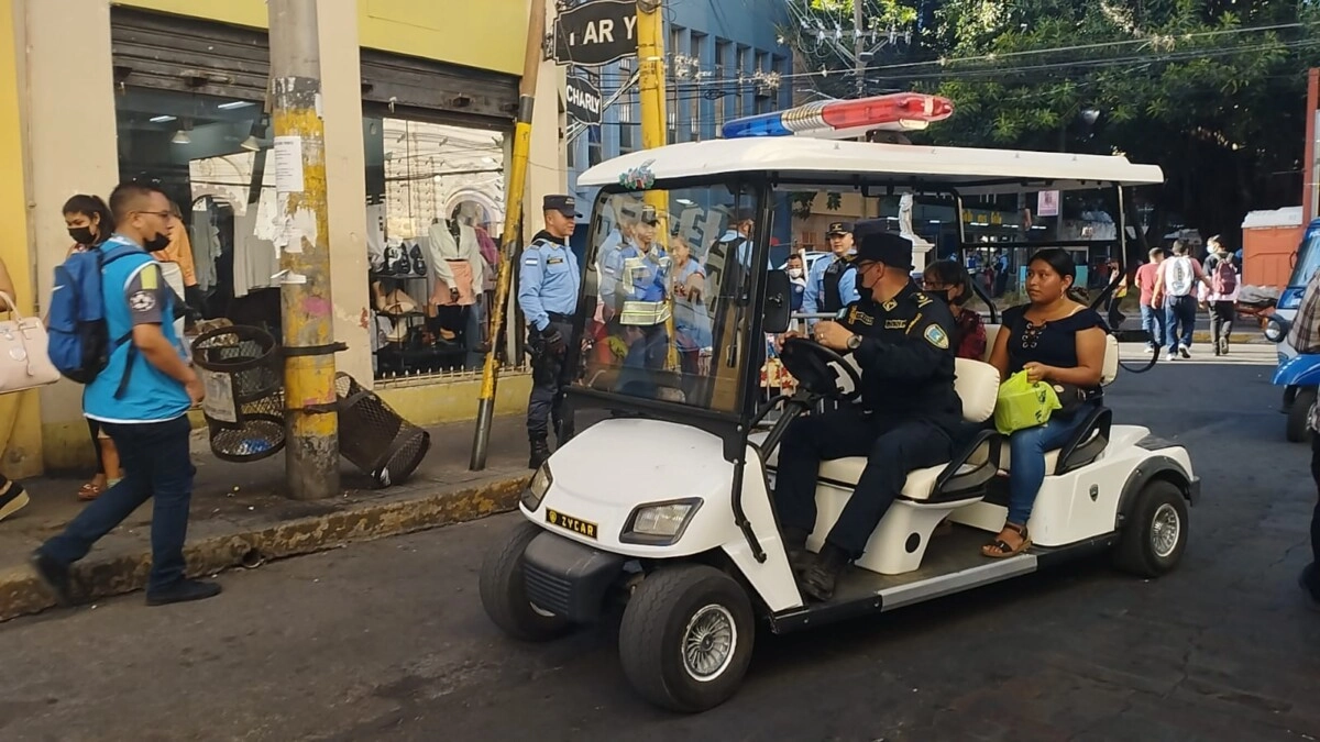 Policía Nacional implementa vehículos de trasporte de distancias cortas para movilizar capitalinos por cierre de accesos al Congreso Nacional