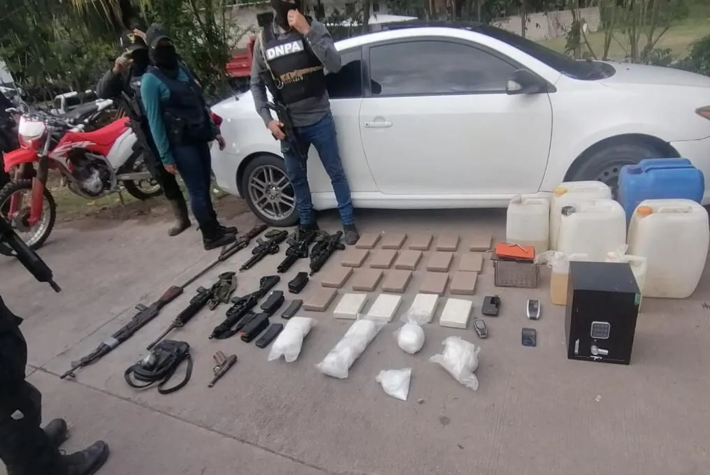 Policía Nacional ubica narcolaboratorio en Colón y decomisa fusiles de asalto de uso prohibido