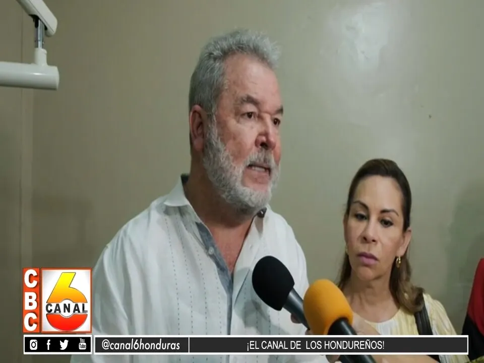 Roberto Contreras y Zoila Santos donan salario para reparación del CEB Juan Lindo