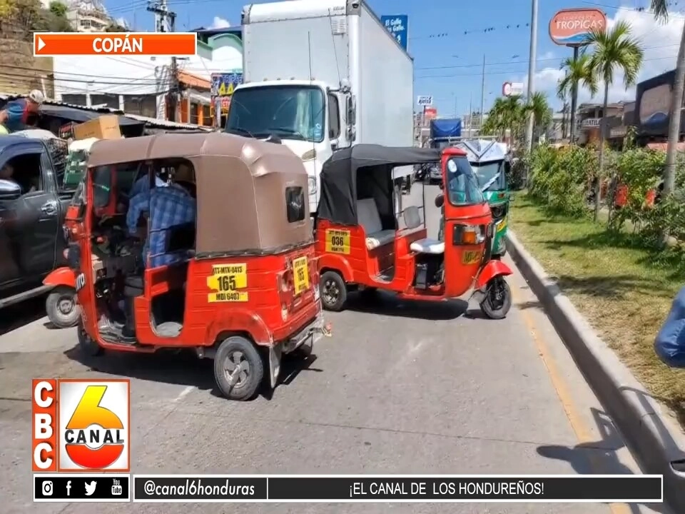 Rubro de mototaxis se tomaron bulevar principal en Copán