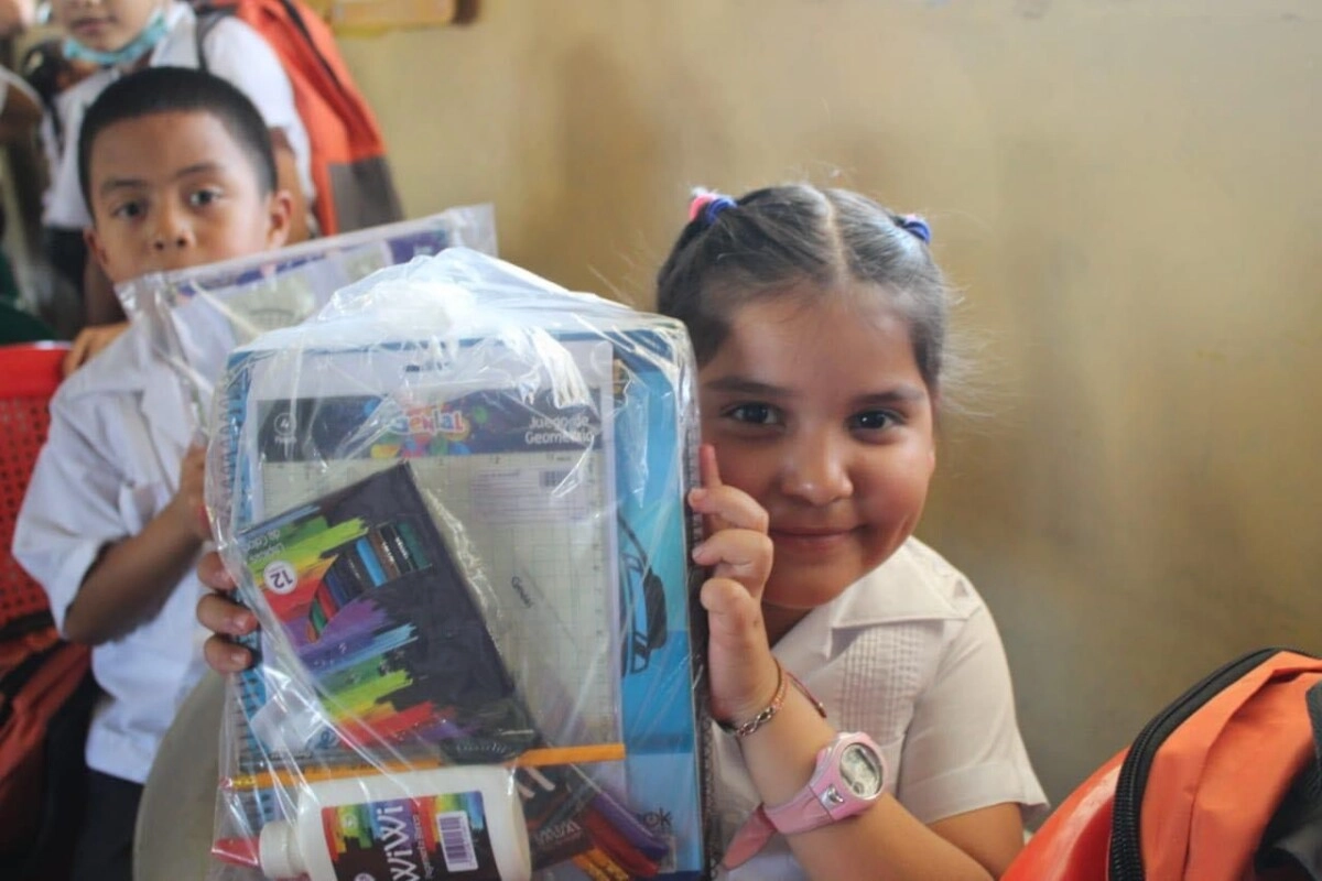 Tras diez años en el abandono centros educativos son beneficiados con kits escolares y mobiliario, en el Negrito Yoro