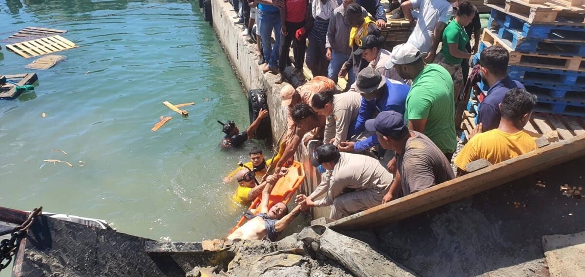 Vehículo cae al agua y bomberos rescatan cuerpo del conductor en French Harbour, Islas de la Bahía.