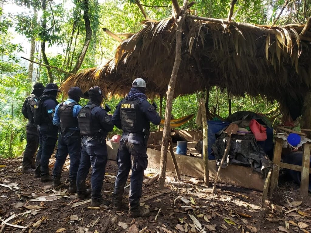 Agentes de la UMEP 15 desmantelan "narcolaboratorio" en Río Blanco, Catacamas,Olancho