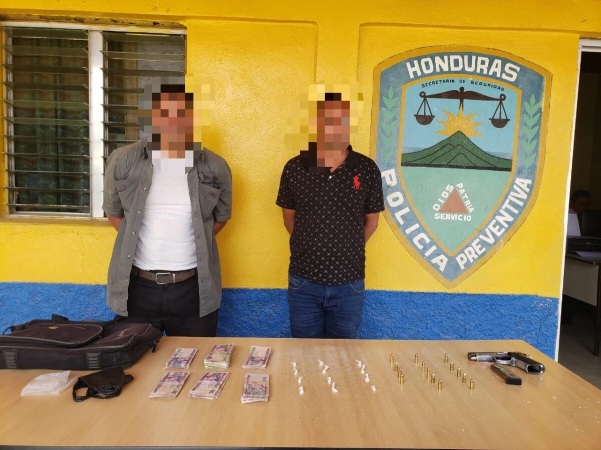 Arrestan dos sujetos en posesión de droga y más de 80 mil lempiras
