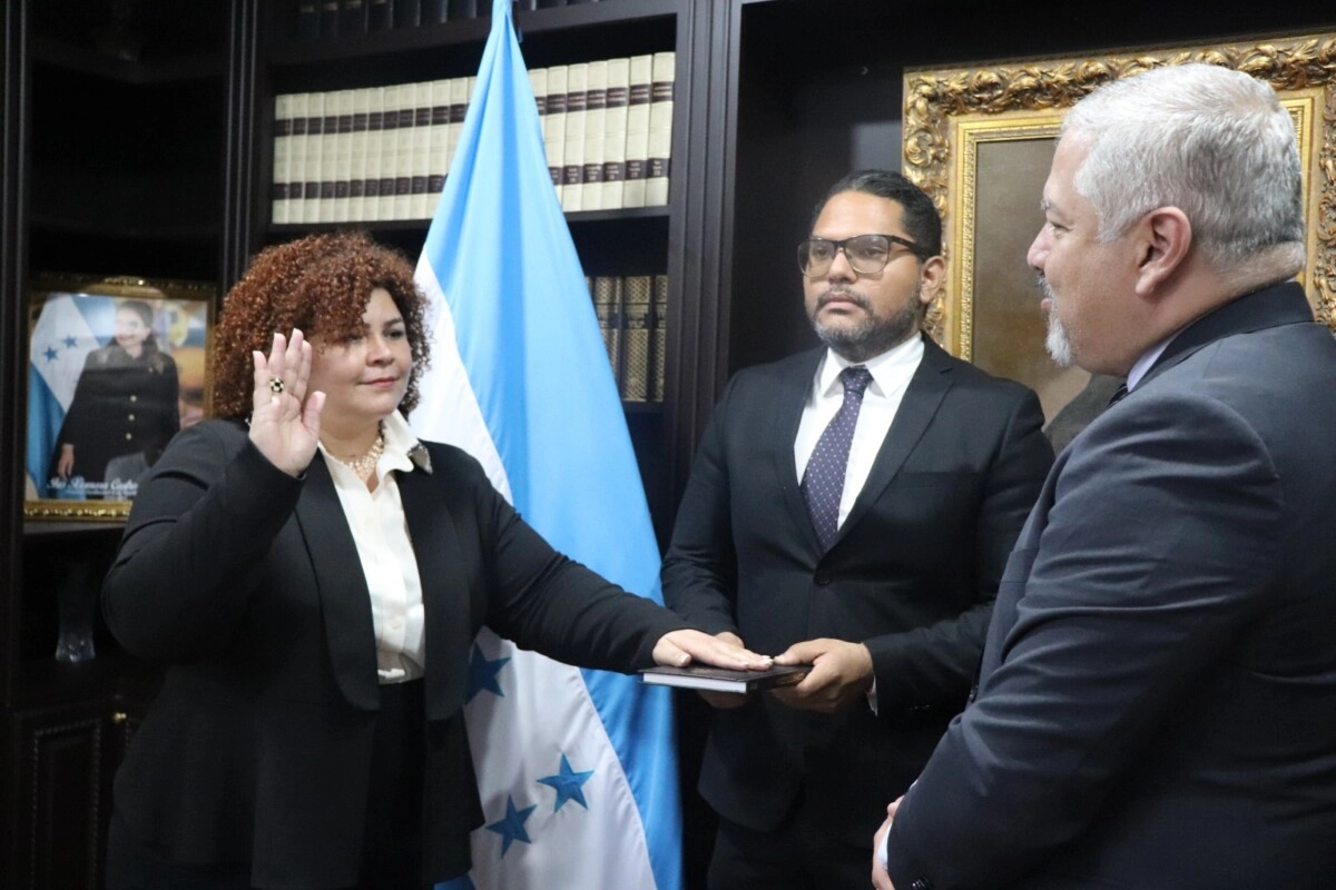 Canciller juramenta a Taryn Arlette Moreno Zelaya como Embajadora de Honduras en Colombia