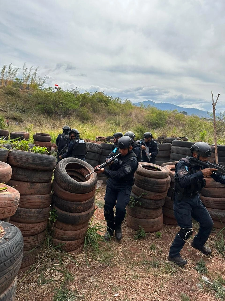 Comandos de Operaciones Especiales Cobra son adiestrados en varios ejercicios policiales