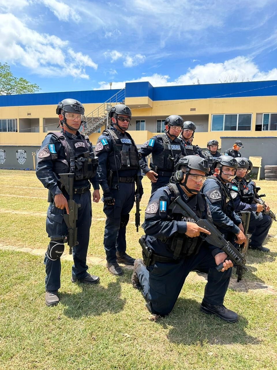 Comandos de Operaciones Especiales Cobra son adiestrados en varios ejercicios policiales