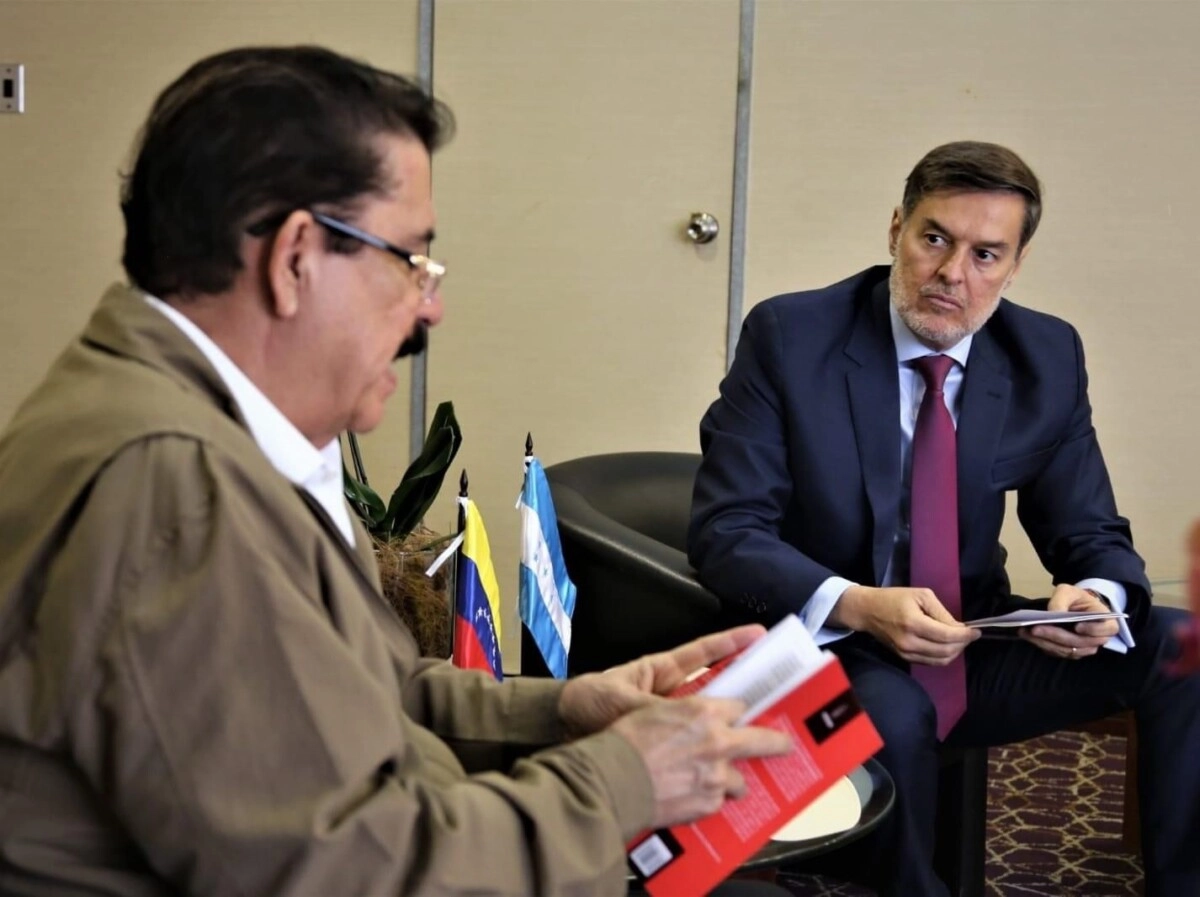 Coordinador del Partido Libre, Manuel Zelaya, se reúne con el excanciller de Venezuela y actual Secretario Ejecutivo del ALBA, Felix Plascencia