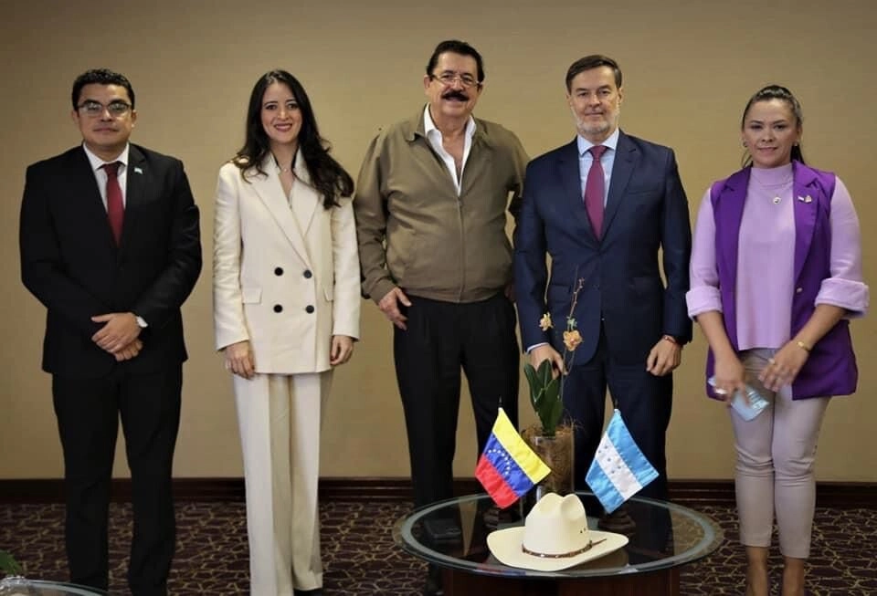 Coordinador del Partido Libre, Manuel Zelaya, se reúne con el excanciller de Venezuela y actual Secretario Ejecutivo del ALBA, Felix Plascencia