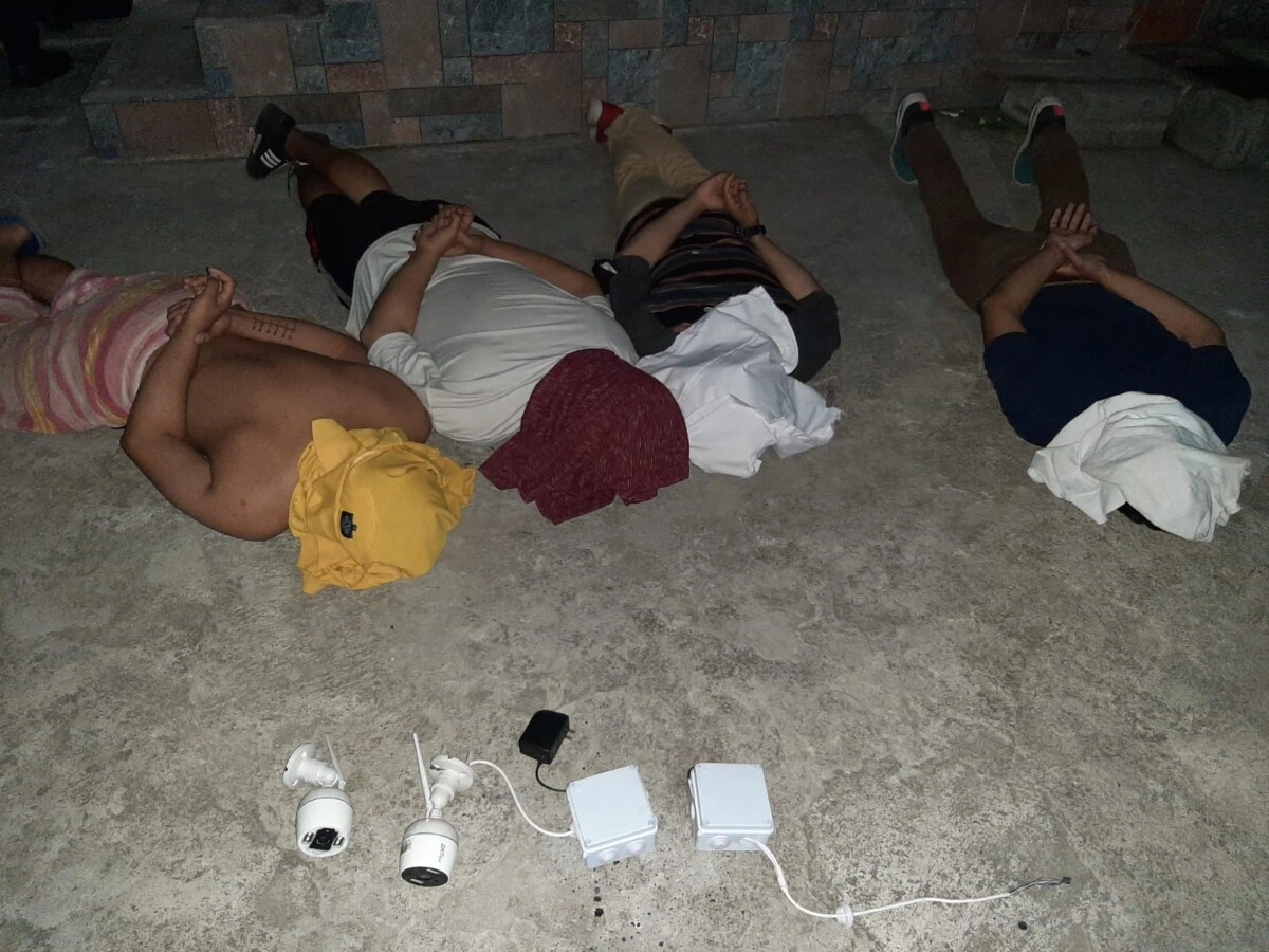 En Centro de distribución de droga y cobro de extorsión se capturan supuestos miembros activos de la pandilla 18, con armas de fuego y droga