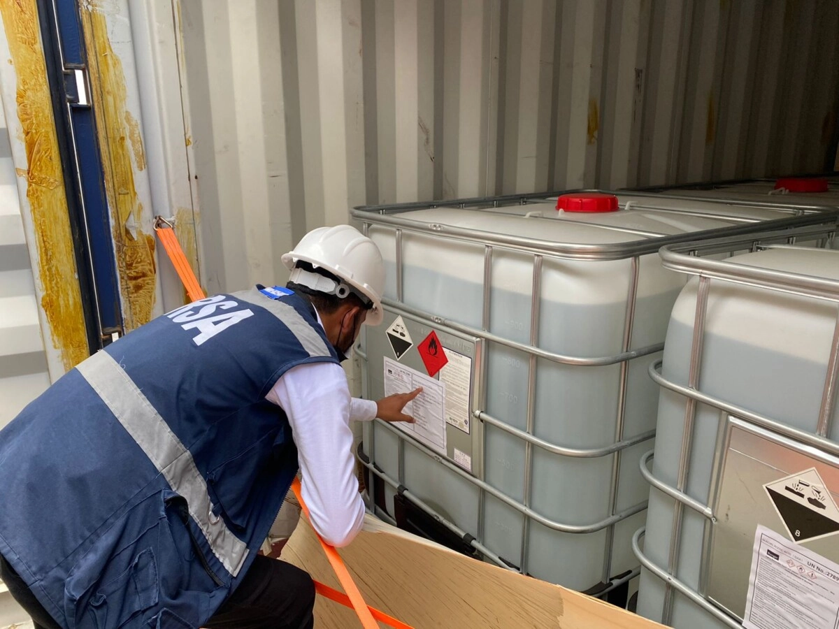 La ARSA, ADUANAS y la Policía Nacional verifican un cargamento de 26, 250 kilogramos de ácido acético en Puerto Cortés