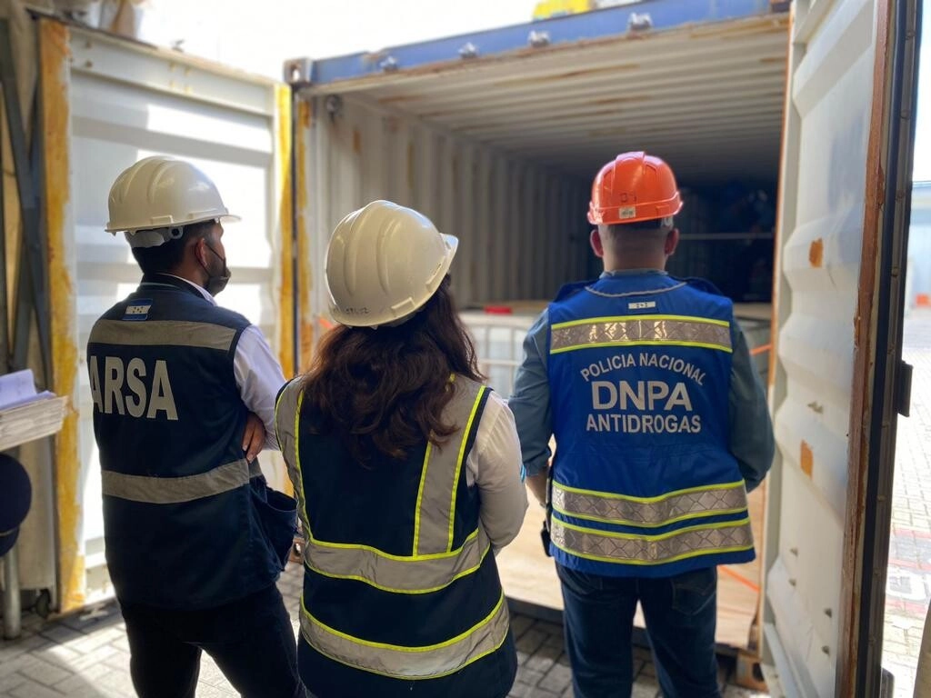 La ARSA, ADUANAS y la Policía Nacional verifican un cargamento de 26, 250 kilogramos de ácido acético en Puerto Cortés