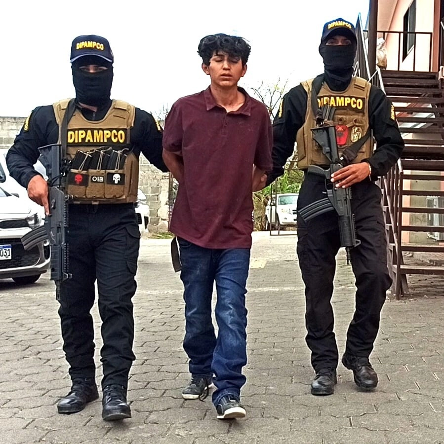 La DIPAMPCO captura a dos miembros de la pandilla 18 en la salida al oriente de la capital