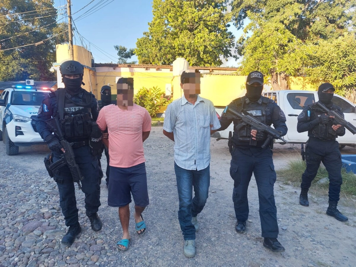 Mediante allanamiento capturan a dos sujetos por portación ilegal de armas de fuego