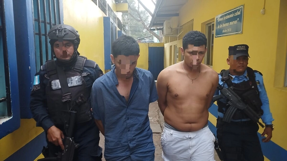 Policía Nacional captura a dos miembros de Grupo Delictivo  Organizado, recupera dos vehículos robados, decomisa armas de fuego y otras prendas