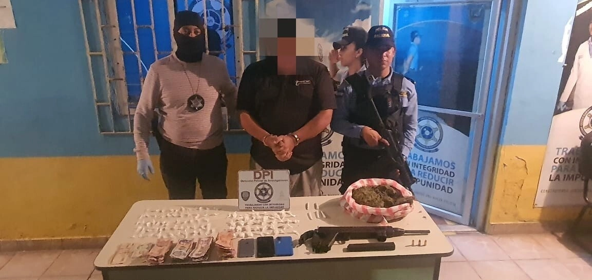 Policías detiene a un sujeto con droga y fusil Mini Uzi en El Paraíso, Copán