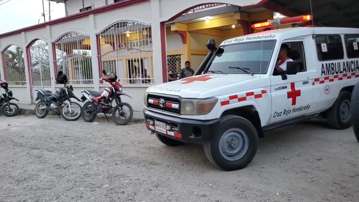 Vehículo impacta a sujeto que se conducía en motocicleta en el Bulevar Internacional de la Ciudad de La Entrada, Copán