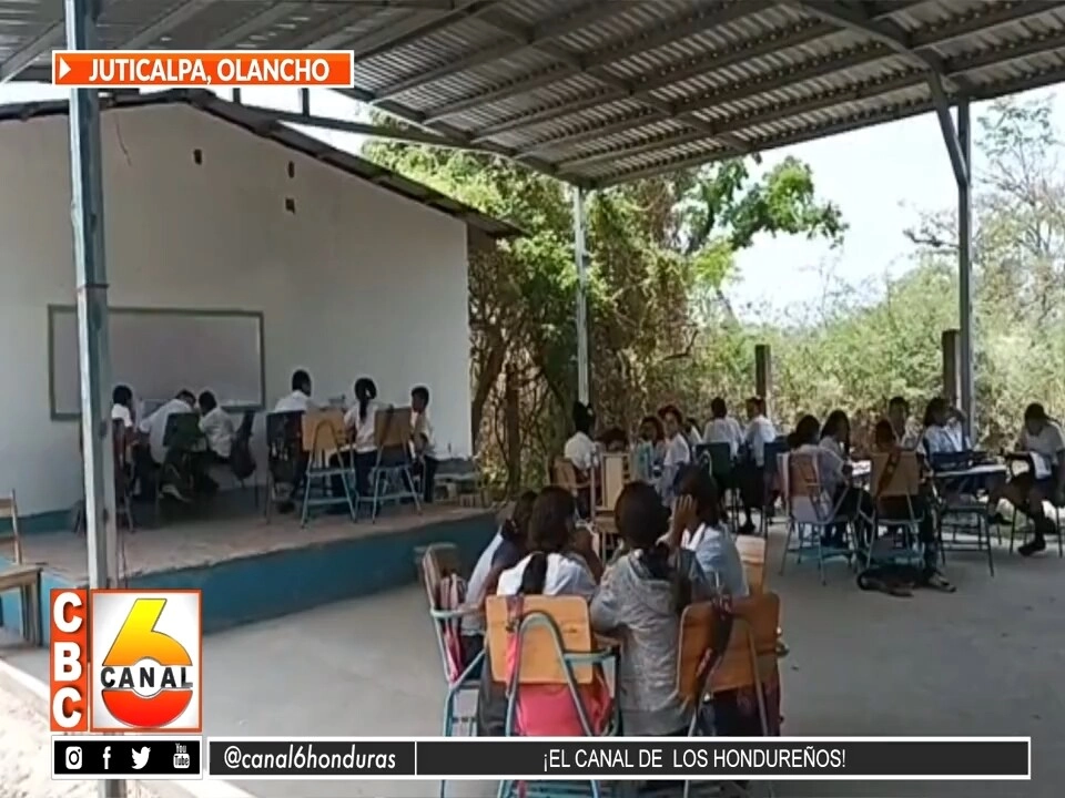 Alumnos reciben clases en una galera en Juticalpa, Olancho