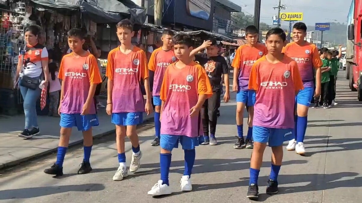 Con un desfile de más de 300 jóvenes inició al gran torneo oficial federado de ligas menores 2023 en La Entrada, Copán