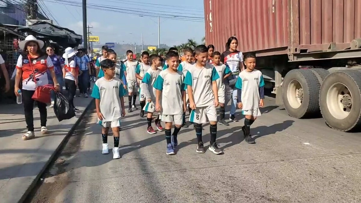 Con un desfile de más de 300 jóvenes inició al gran torneo oficial federado de ligas menores 2023 en La Entrada, Copán 04