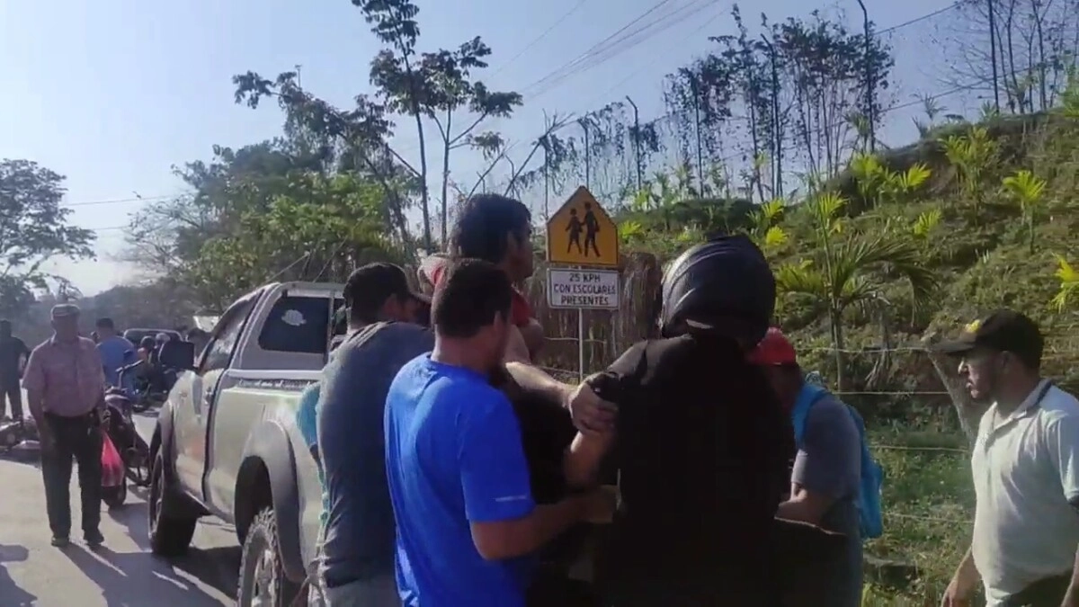 Conductor de moto resulta herido tras accidente en Copán 01