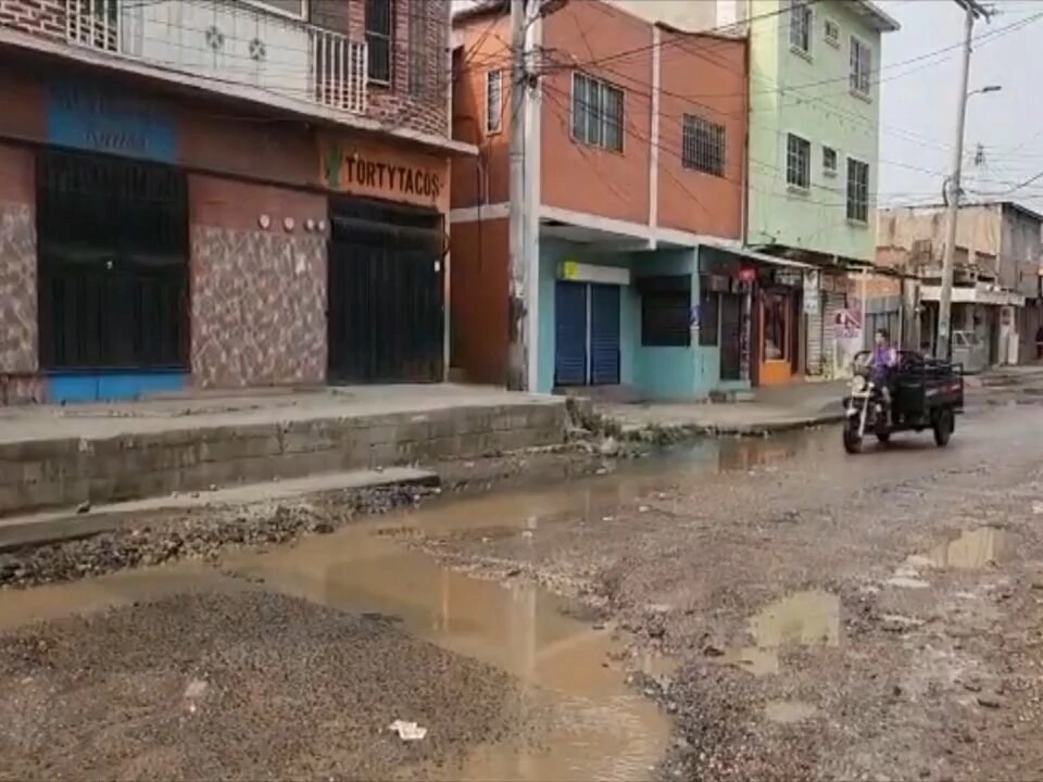Continúa crisis en calle principal de la Colonia Quezada